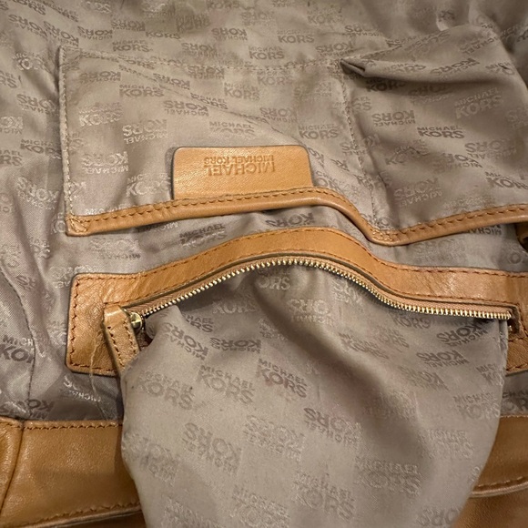 Michael Kors ⚜️ Camel Cored Hobo Bag with tassels and gold accents!! - Picture 16 of 16